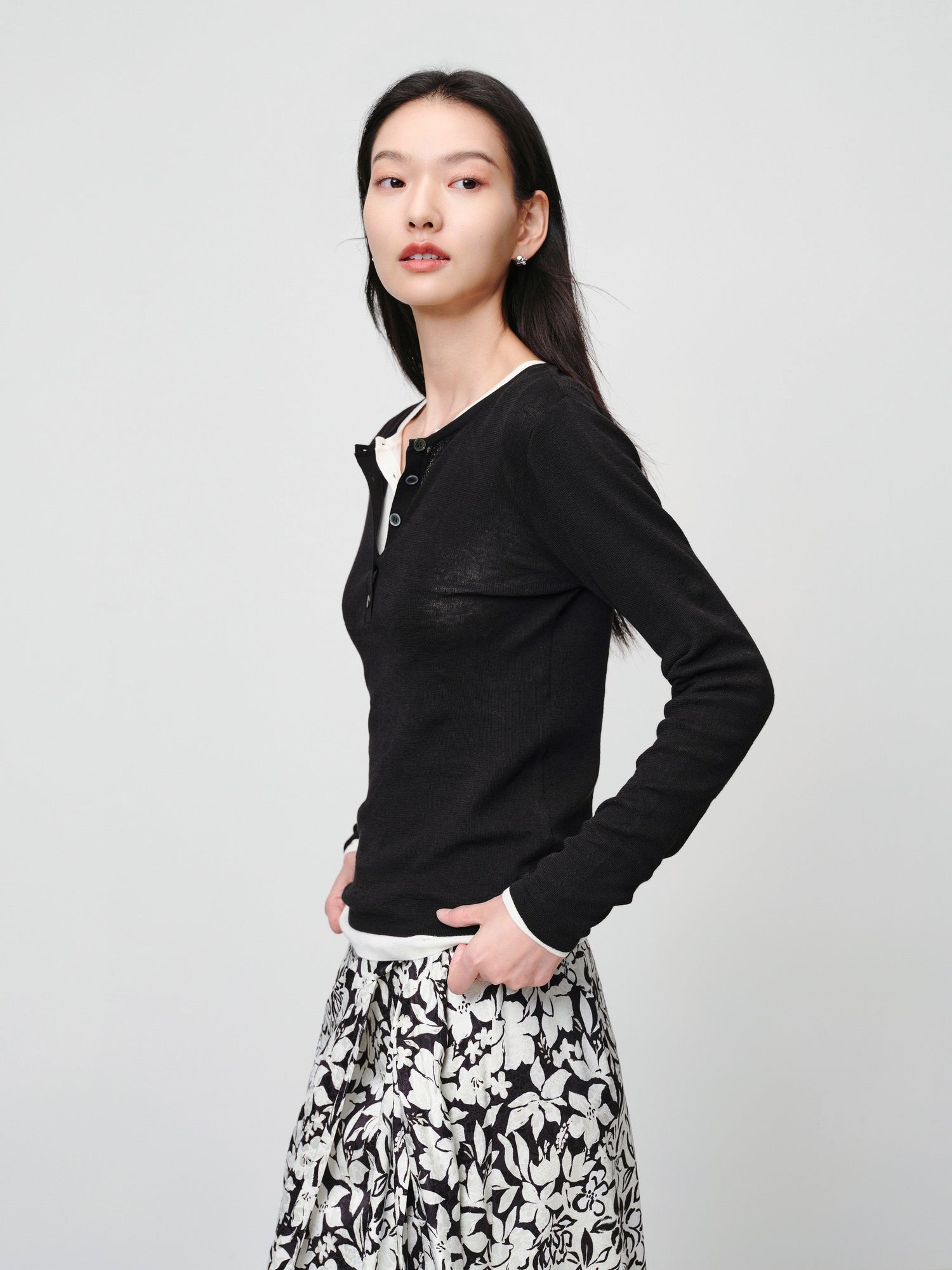 Slim round neck knit base sweater | Black