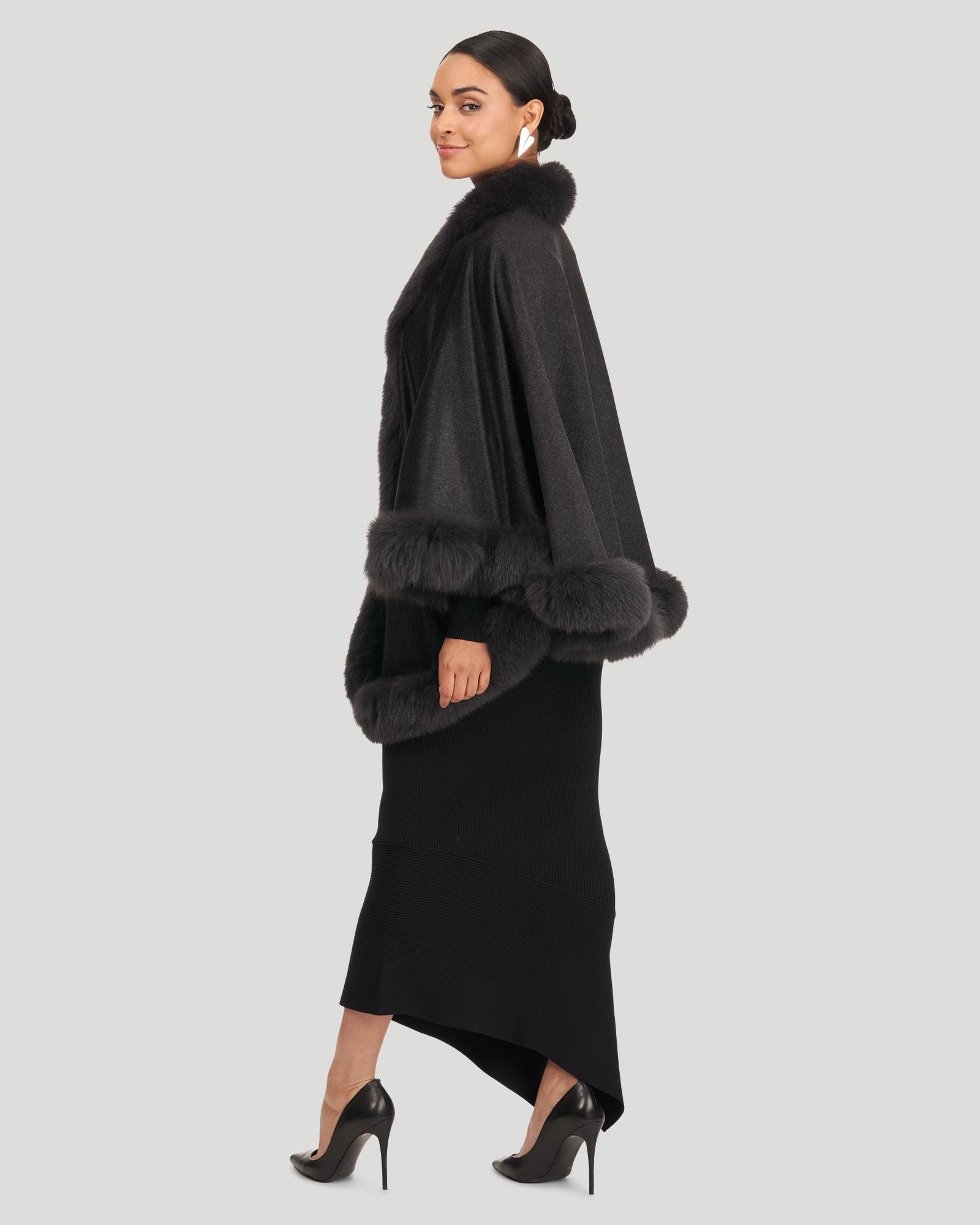 Cashmere Caplet With Fox Trim | Women | Anthracite