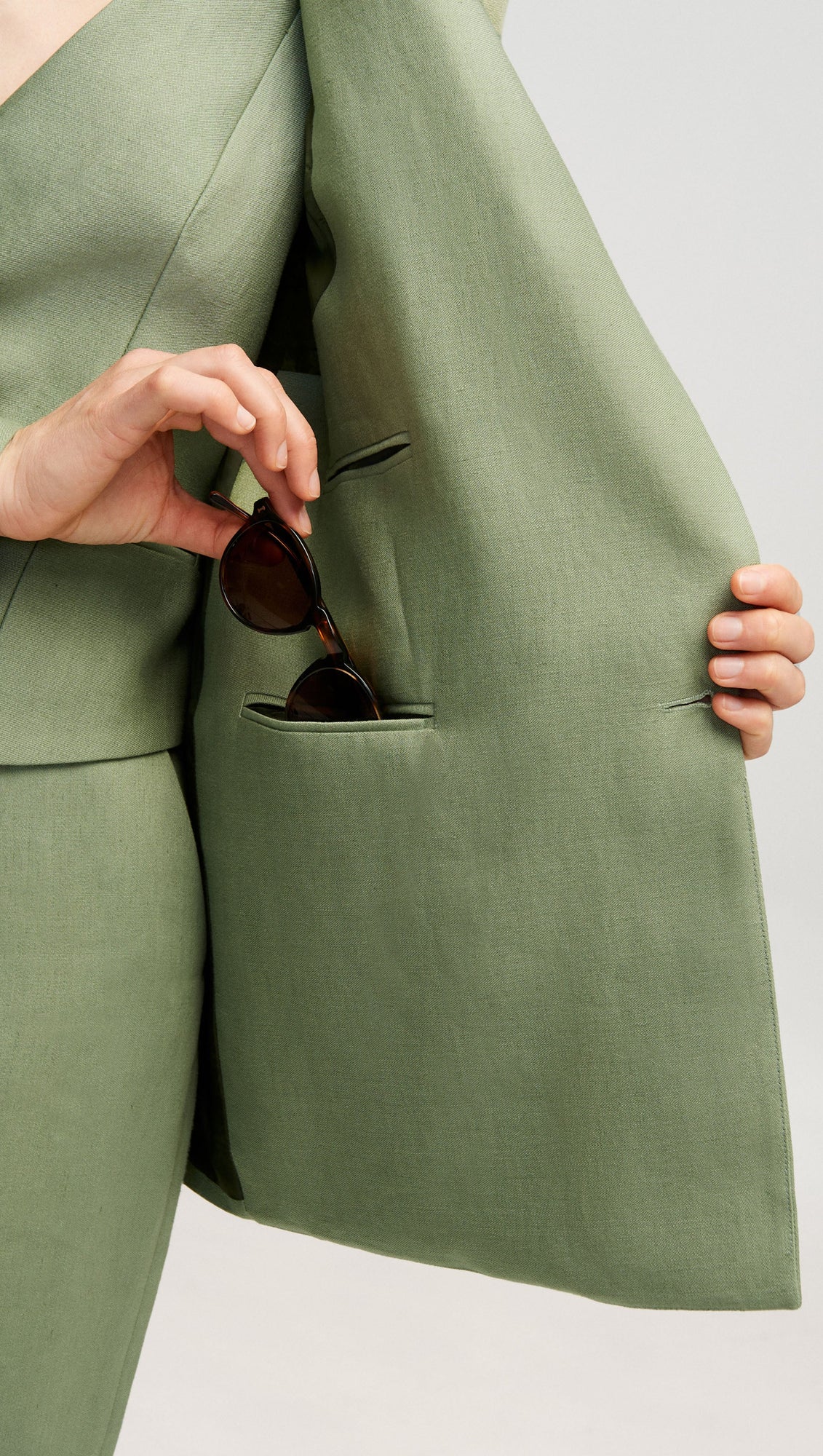 Peak Lapel Blazer in Linen | Sage