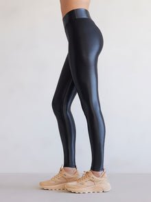 Carbon38 | Regular Rise Full-Length Legging In Takara Shine | Black