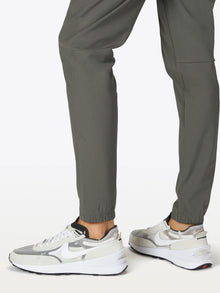 Mens | AO Slim-Fit Versaknit Jogger Tall | Dark Pine