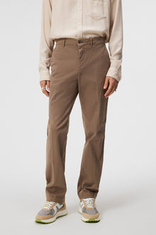 Men | Lois Twill Flex Pants | Walnut