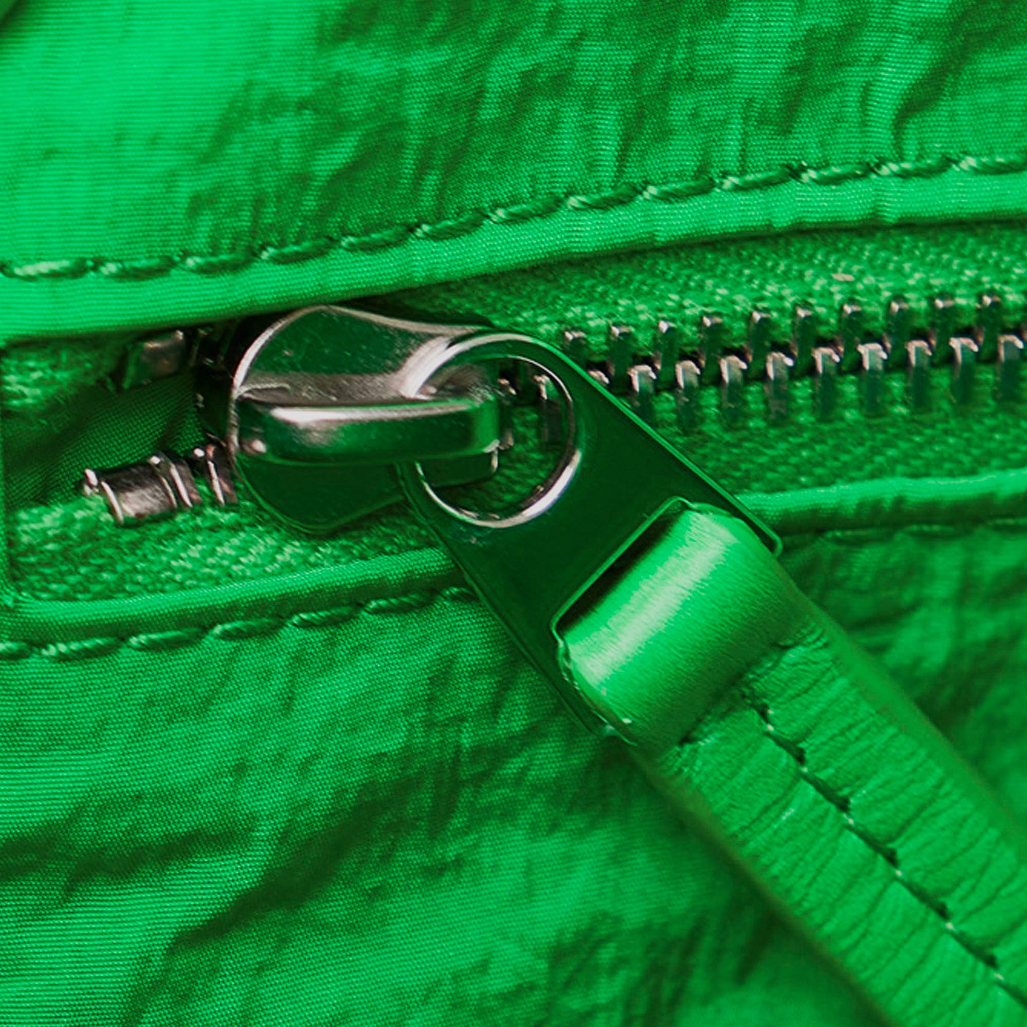 Bottega Veneta | Pre-Owned Maxi Paper Calfskin Intrecciato Cassette Crossbody | Green