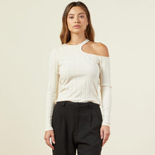 Front view of model wearing the flat rib asymmetric long sleeve in off white.