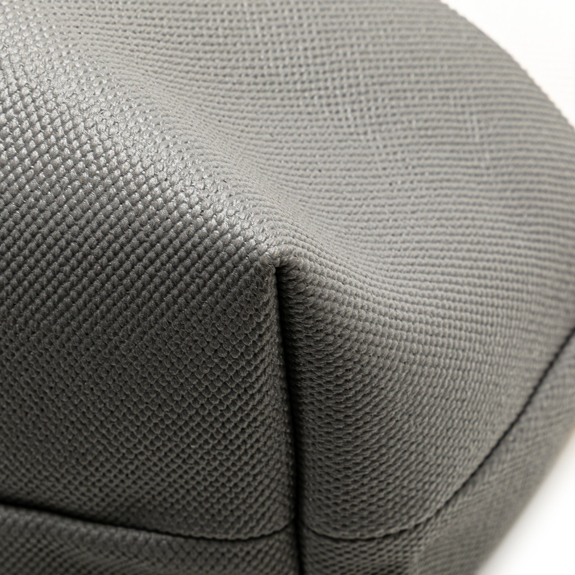 Gucci | Pre-Owned Canvas Embossed Logo Tote | White