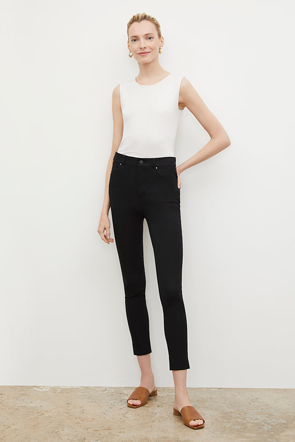 Front image of a woman wearing the Sammataro Jean in Black | Exclude