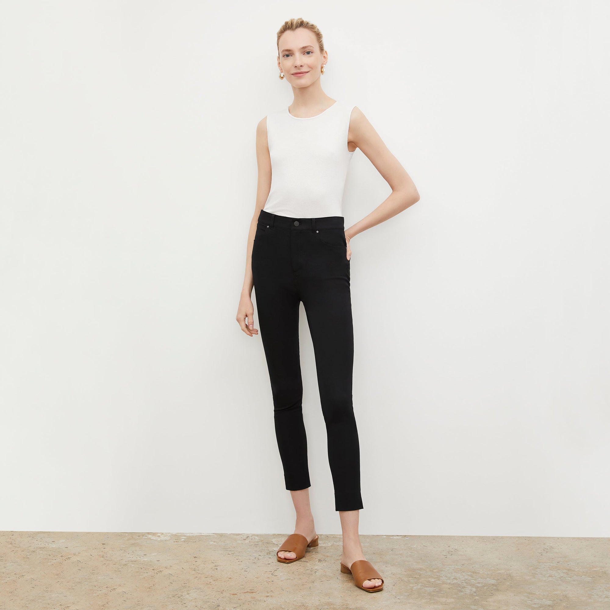 Front image of a woman wearing the Sammataro Jean in Black | Exclude