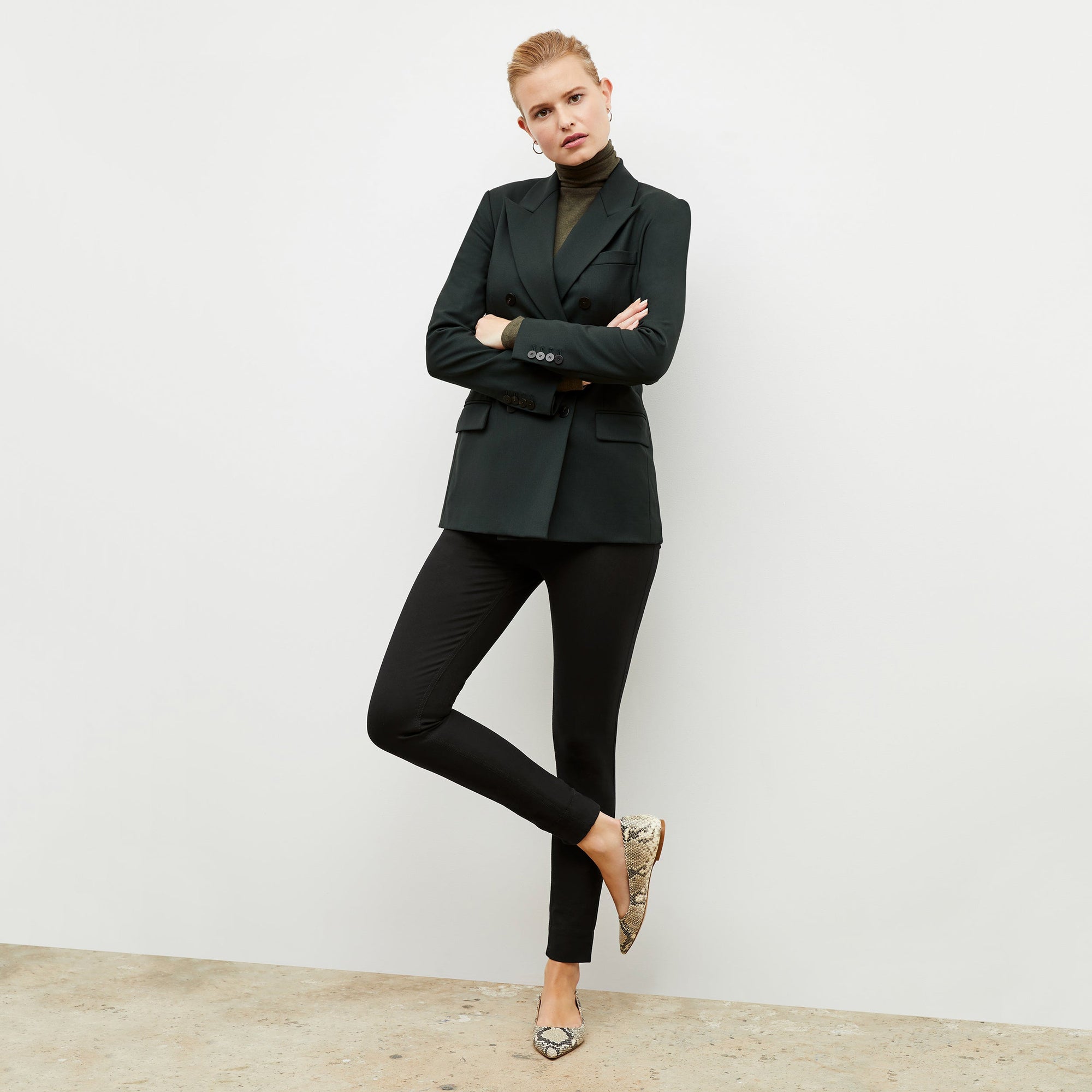 Front image of a woman wearing the Sammataro Jean in Black | Exclude