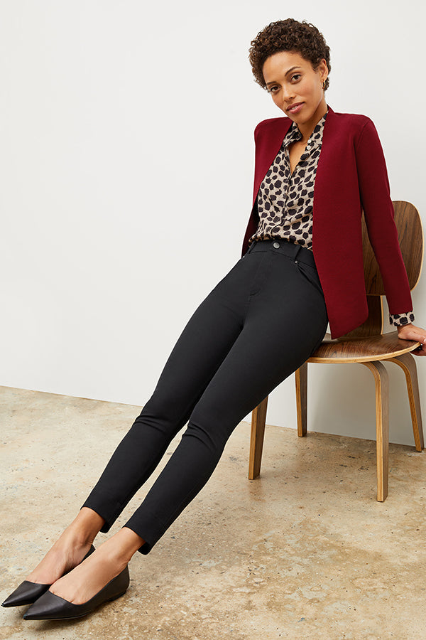 Front image of a woman wearing the Sammataro Jean in Black | Exclude