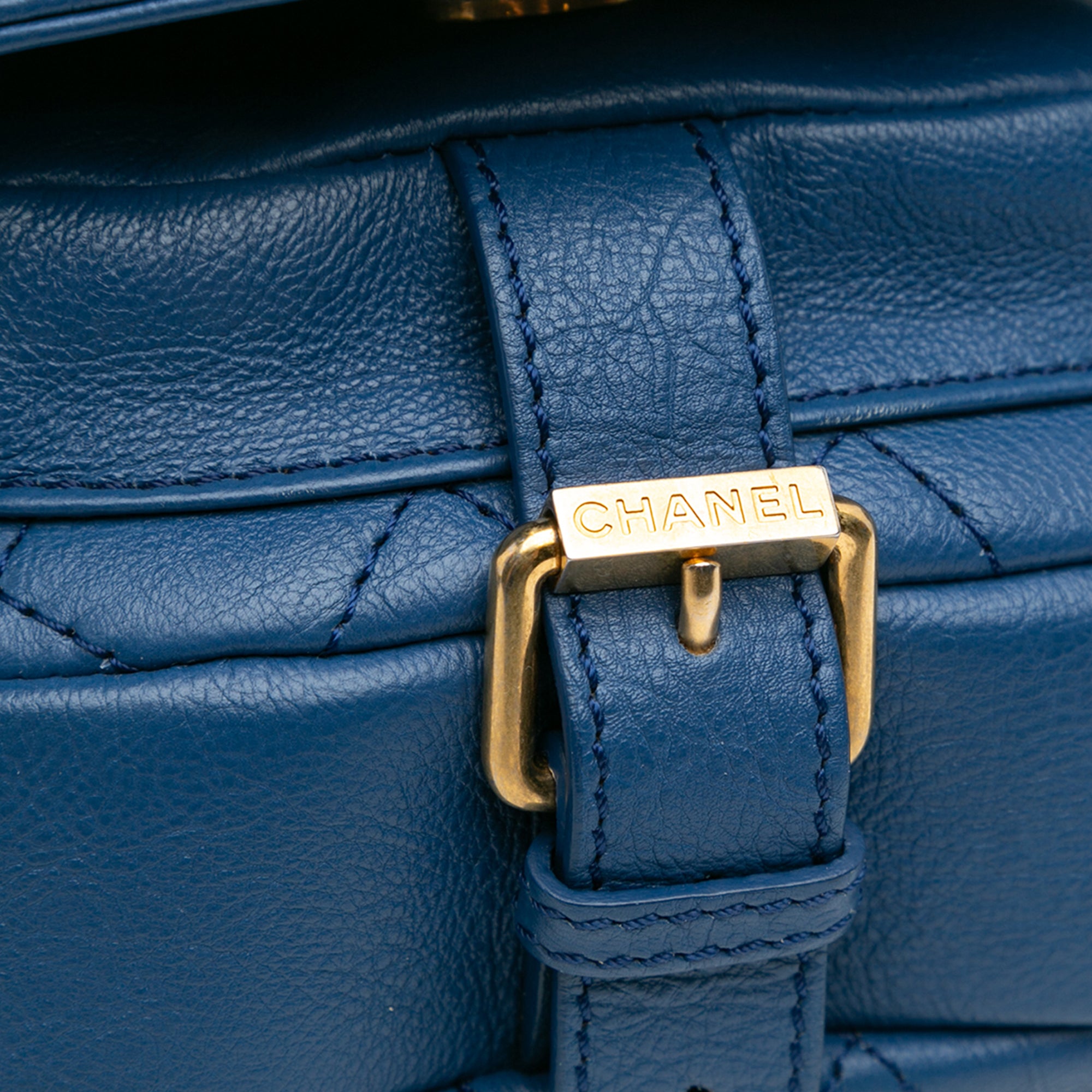 Chanel | Pre-Owned Quilted Grained Calfskin Casual Trip Messenger | Blue