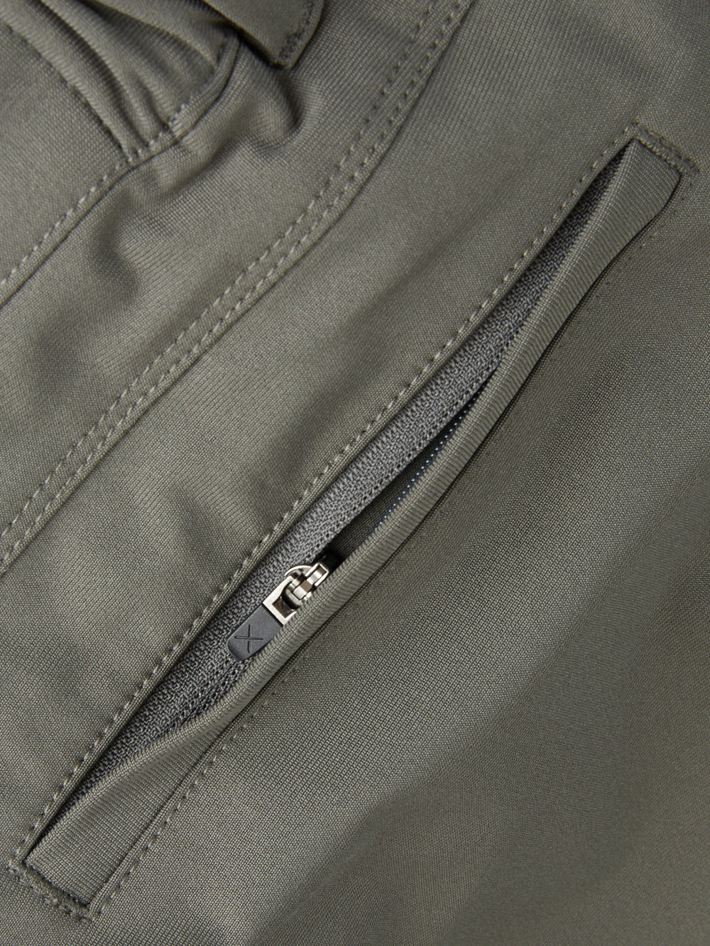 Mens | AO Slim-Fit Versaknit Jogger Tall | Dark Pine