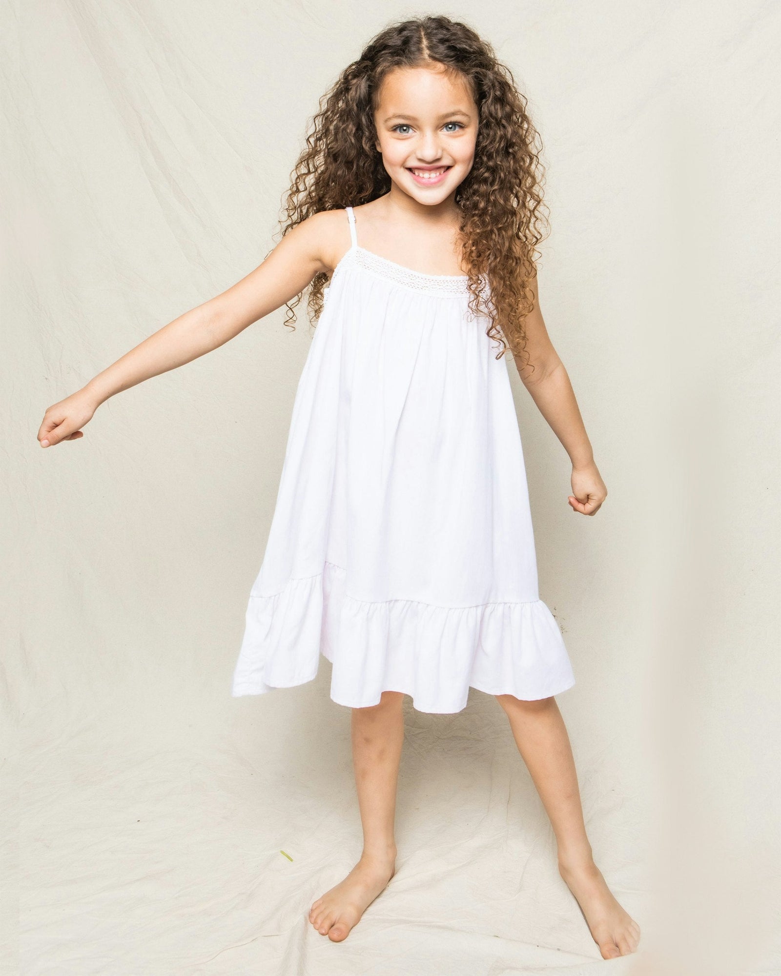 Girl's Twill Lily Nightgown in Fleurs de Rose in White#Color_White