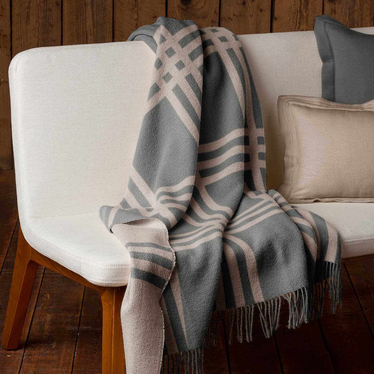 Home | Boulder Throw | Light Grey / Light Taupe