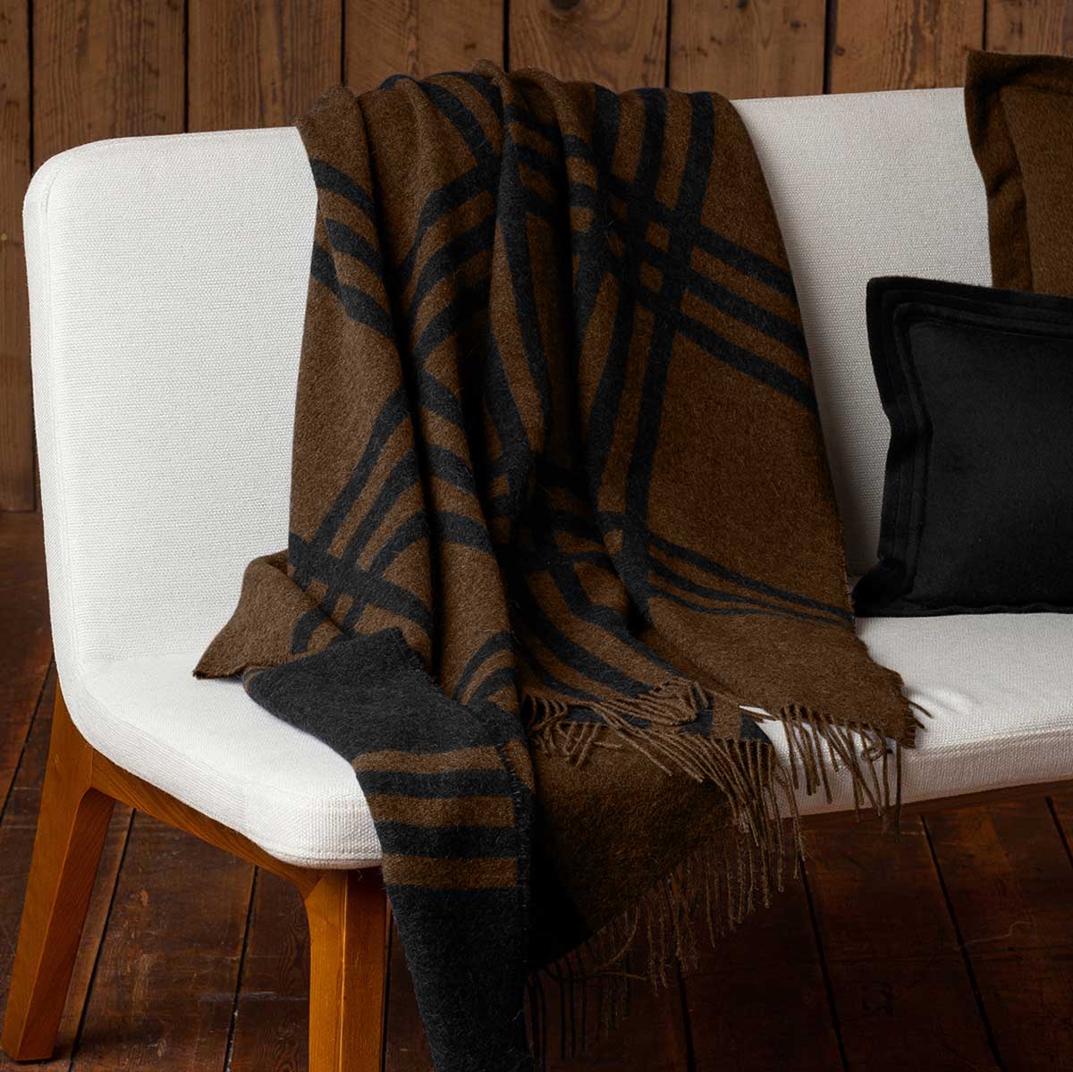 Home | Boulder Throw | Black / Cognac