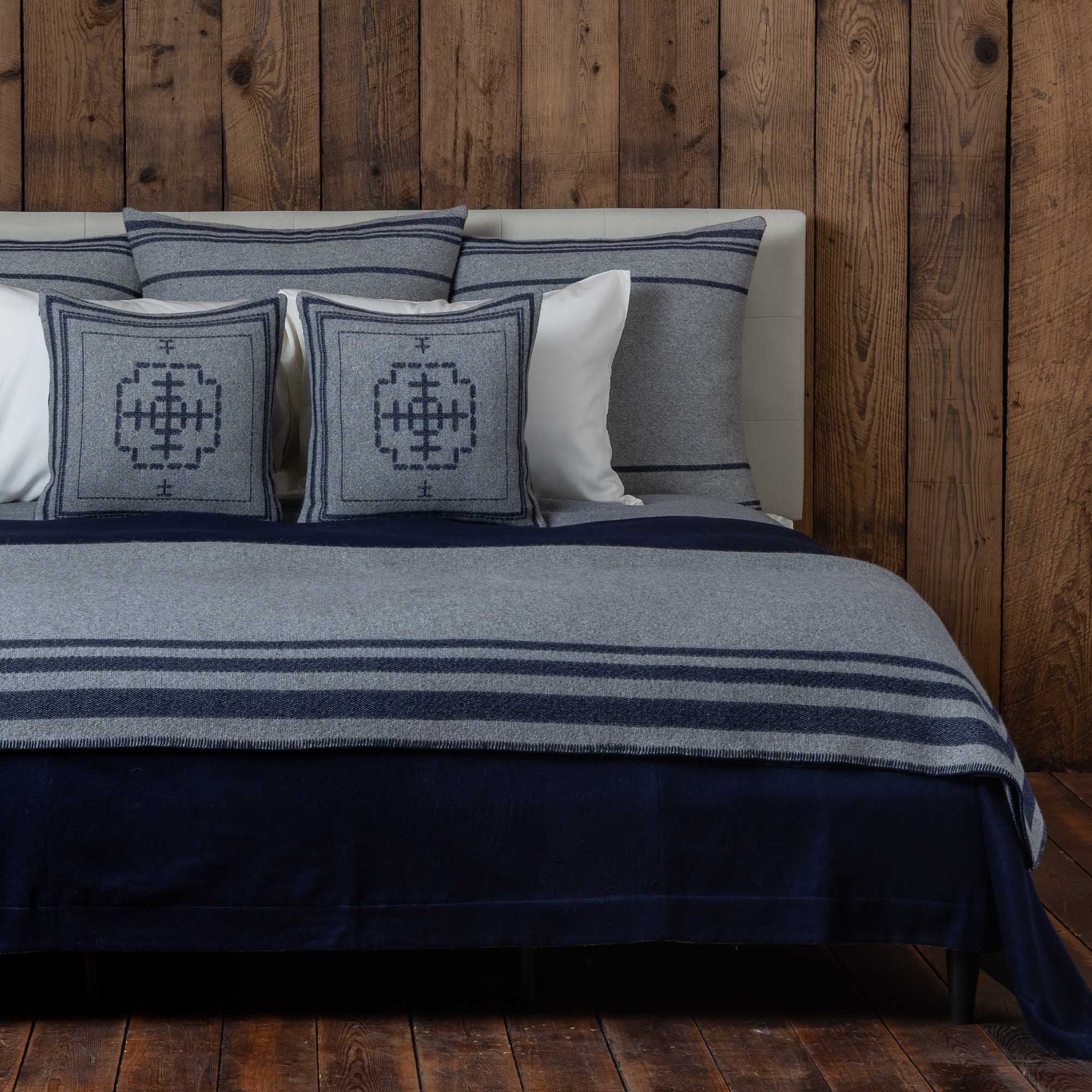 Mazing Bed Blanket | Light Grey/Navy