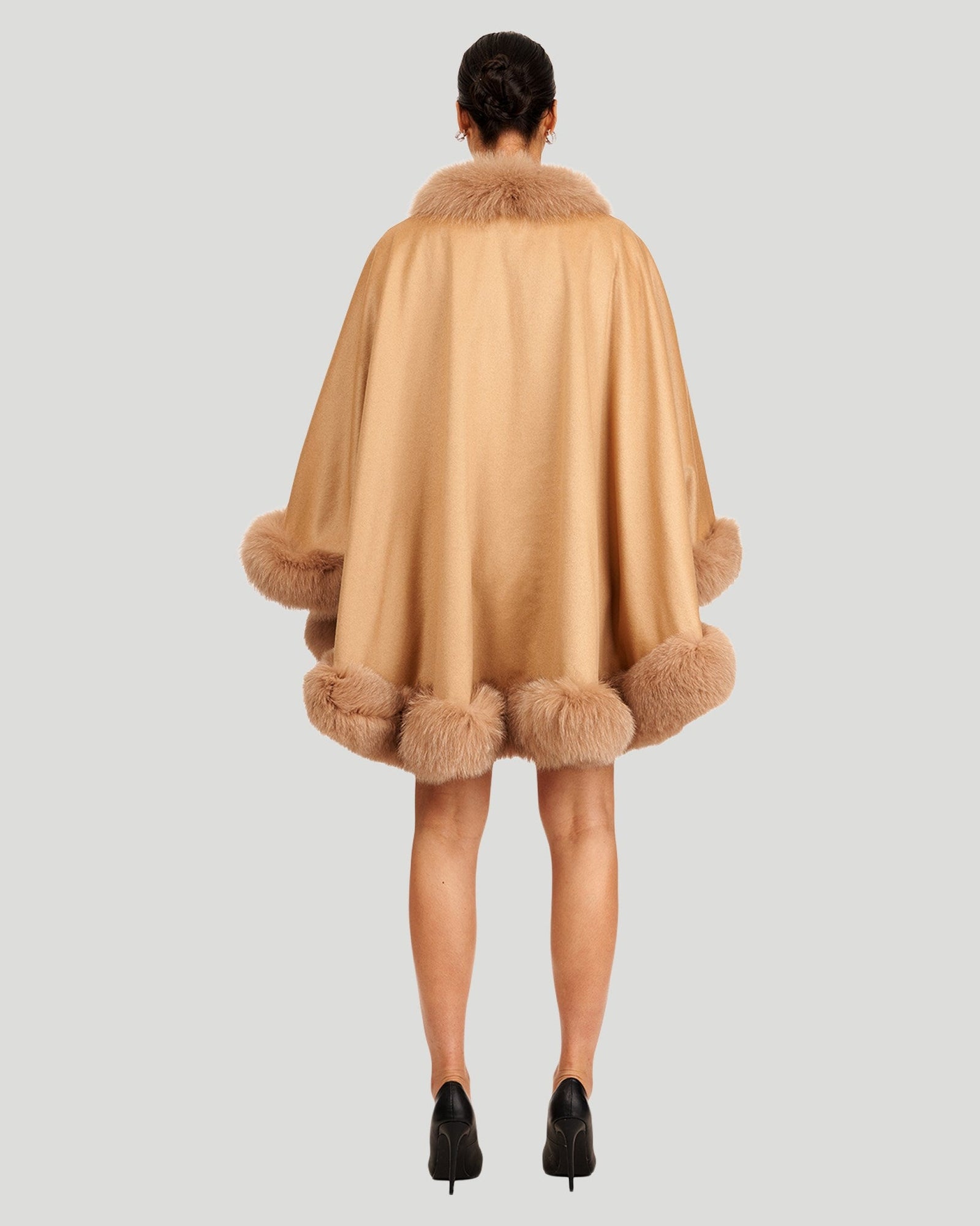 Cashmere Cape With Fox Trim | Women | Light Camel