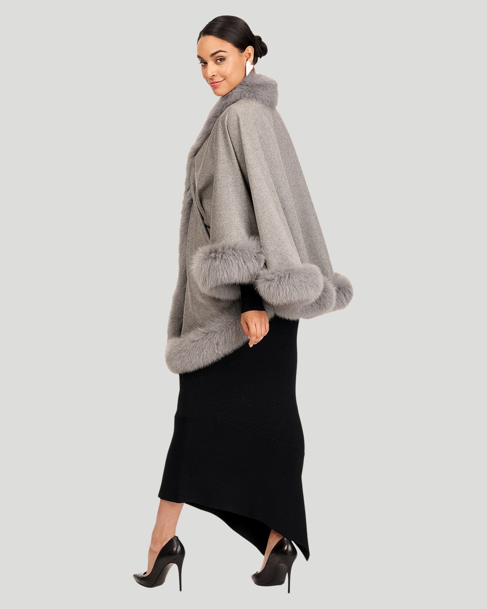 Cashmere Caplet With Fox Trim | Women | Light Gray